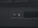パワーバックドアです。荷物を持っていても、ボタンを押すだけで簡単に開閉ができます。