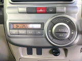 【オートエアコン】一度お好みの温度に設定すれば、車内の温度を検知し風量や温度を自動で調整。暑い…寒い…と何度もスイッチ操作をする必要はありません。快適な車内空間には必須の機能ですね♪
