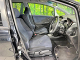 運転席まわりには十分なスペースがあり、大柄な方でもゆったり運転していただける環境です。