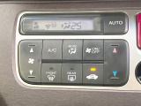 【オートエアコン】一度お好みの温度に設定すれば、車内の温度を検知し風量や温度を自動で調整。暑い…寒い…と何度もスイッチ操作をする必要はありません。快適な車内空間には必須の機能ですね♪