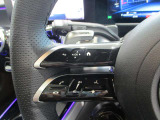 ハンドルスイッチ(左)は、運転中に手を離さずナビ画面を安全に操作できます。