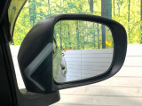 【ブラインドスポットモニター】走行中、ドアミラーの死角になりやすい箇所に後続車が接近するとサイドミラーのレンズに警告を表示!ドライバーに注意喚起をしてくれます。