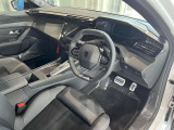 運転席。運転中も疲れを感じさせない、すわり心地の良いシート