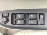 【電動格納ミラー】サイドミラーは電動格納式となっており、狭い駐車場でもキズがつくリスクを抑えられます。