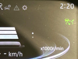 【レーダークルーズコントロール】高速道路での長距離走行が楽に!!自動で速度を保つクルーズコントロールが、衝突軽減システムと連携し、前方の車両を感知して車間を保つように速度調節してくれます!!