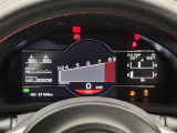 【TRACKモード】限界付近でのドライバーのコントロール領域を残しながら、スピン挙動の緩和をサポートするTRACKモードを採用。メーターもサーキット走行に特化した専用レイアウトを搭載。
