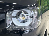 【LEDヘッドライト】悪天候や夜間走行時も良好な視界を確保し安心して運転できる高輝度LEDヘッドライトを装備!点灯速度が早く、消費電力も抑えられています。