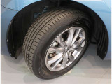 タイヤサイズは185-65R15純正アルミ付きです。