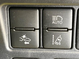 【車線逸脱警報】道路上の白(黄)線を認識し、意図せず走行中の車線からはみ出しそうになった時、メーター内の警告灯とブザーで注意喚起してくれる安心・安全機能です♪