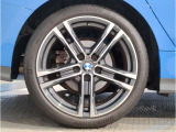 【BMWアロイホイル】軽量かつ強度に拘ったアロイホイル。走行性能ポテンシャルを引き出す設計。車の足元を引き締めてくれる大きなポイントはアロイホイルです。