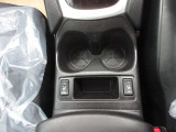 運転席と助手席の間にドリンクホルダーがあるのでとても便利です。