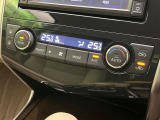 【左右独立型フルオートエアコン】運転席と助手席でそれぞれお好みの温度に設定可能。同乗者にも配慮した、快適な空調をお届け致します。