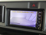 車庫入れの強い味方。後退時の死角をチェックするために便利です。