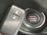 【キーレススタートシステム】カバンやポケットに入れたままでもドアの施錠・解錠が可能なスマートキーを装備。エンジンのオン・オフ時もカギを取り出す必要が無いからとっても便利です♪