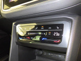 タッチコントロール式エアコンパネル。3ゾーンフルオートエアコン。運転席、助手席それぞれ独立して温度管理が可能です。花粉やダストを除去するフレッシュエアフィルターも装備され、クリーンな室内環境を保ちます