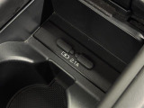 【充電用USBジャック】ついつい出先でスマホを使いすぎちゃった、そんなご経験はありませんか?ケーブルさえ持っていれば、車内でしっかり充電できちゃいますよ!