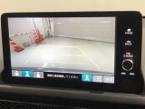 リバースギアに入れるだけで後方の表示へ切り替わります。夜間や雨の日の駐車も楽になりますよ。