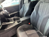 シートはホールド性も高く快適な運転をサポートします。シート材質はアルカンタラアンドテップレザ