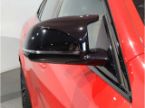 【Mドア・ミラー】エアロダイナミクスを最適化したMモデル専用ミラー。Mモデルのスポーティでダイナミックなパフォーマンスを雄弁に物語る象徴的なパーツです。Mモデルならではの装備のひとつです。