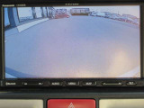 〔バックカメラ〕ギアをバックに入れると画面に自動的に後方映像が映し出され確認可能です。車庫入れなどの際に安全確認が出来て安心ですね。