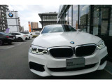 BMWの代名詞の【キドニーグリル】グリルが腎臓のように見えるので【キドニー】と呼ばれるようになりました。一目見ただけでBMWであると認識できる確固たるアイコンとして存在感を放ちます。