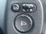 【電動格納ミラー】サイドミラーは電動格納式となっており、狭い駐車場でもキズがつくリスクを抑えられます。