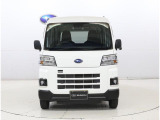 アダプティブドライビングビーム搭載。走行中に先行車や対向車を検知した時、部分的に遮光し、先行車や対向車に配慮しながら高い視認性を確保。どちらも夜間走行の安心感を高めます。