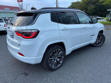 「どこにでも行ける。何でもできる。」Jeepに息づく自由の精神はその素晴らしい性能で、Jeepだから辿り着ける未知なる世界へ誘い心と身体を開放します。