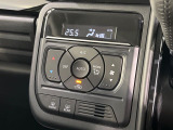 【オートエアコン】一度お好みの温度に設定すれば、車内の温度を検知し風量や温度を自動で調整。暑い…寒い…と何度もスイッチ操作をする必要はありません。快適な車内空間には必須の機能ですね♪