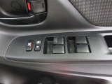 パワーウィンド付きで、走行中の換気や駐車場のチケット受け取りもラクラクです。
