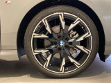 BMWの純正アロイホイールは軽量かつ強度にも優れているホイールで走行性能を引き上げる設計になっております。足元にもBMWは妥協がなくこだわっている個所になります。