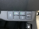 ハンドルの右側にはヘットライトリベライザーとHondaセンシング用のメインスイッチがついています。ヘッドライトリベライザーは道路状況や積荷の加重に応じてライトの高さを調節できます。