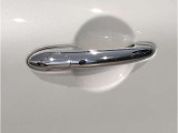 MINIはドアが分厚いです。衝突によりドアがつぶれてしまった場合にも外からいち早くドアを開けれるよう考えられています。数十秒の救出の遅れが命につながりかねない場合、こういった配慮が重要なポイントです。