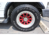 外品15インチAWです。タイヤの山は車検には通るようですがいずれ交換が必要になります。