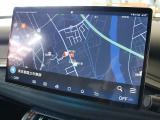 ダッシュボードの中心にありますメインモニターは15.6インチになります ナビゲーションはゼンリン製の地図データになりますので、日本車と同様にお使いいただけます