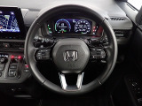 ハンドル左側にはオーディオ操作が出来るオーディオリモートコントロールスイッチ、右側にはHonda SENSINGとオートクルーズコントロールのスイッチを装備!