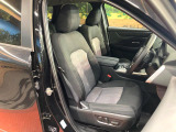 運転席まわりには十分なスペースがあり、大柄な方でもゆったり運転していただける環境です。