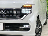 【LEDヘッドライト】悪天候や夜間走行時も良好な視界を確保し安心して運転できる高輝度LEDヘッドライトを装備!点灯速度が早く、消費電力も抑えられています。