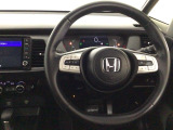 【ハンドル】運転にかかわる様々な操作を安全に行えるように視点移動が少なく操作性に配慮されたスイッチ類が凝縮されたコックピットです。