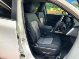 運転席まわりには十分なスペースがあり、大柄な方でもゆったり運転していただける環境です。
