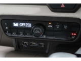 オートエアコンタイプなので細かい操作なしで快適温度に調整してくれます。運転席はシートヒーター付きで、冷えた車内でもスイッチを押せば数秒で座面と背もたれがあたたかくなります。