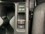 セレクトレバーの下に電子制御パーキングブレーキがあります。スイッチひとつで、停車した地点の傾斜などをシステムが検知・判断してブレーキ力を自動的に最適制御し、しっかり停車できるパーキングシステムです。