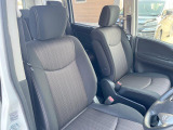 運転席まわりには十分なスペースがあり、大柄な方でもゆったり運転していただける環境です。