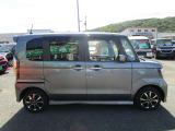 左右スライドドアで狭い場所での乗車も楽です!