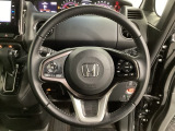 ハンドルにHondaセンシング系のクルーズコントロールやレーンキープアシストなどのスイッチと、オーディオの操作スイッチが装備されています。ハンドルから手を離さず安全に操作できます。