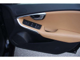 運転席ドアの全景です。キャビンを彩るすべてのものに、機能を形にした美しさが備わっています。