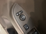 狭い駐車場で便利な電動格納ドアミラーが付いています。