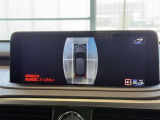 【PVM】映像を合成して、車を真上から見下ろしたような映像をナビゲーション画面に表示する機能です。運転席からでは見にくい車の周囲の状況を把握し、駐車や狭い道での走行などを安全に行えます。