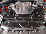 【BMWエンジン】革新的なガソリン・エンジン・テクノロジーによる高性能かつ高効率。レスポンスの良いパワーを発揮。常にスムーズな吸気を実現しアクセル開度にダイレクトに反応しドライビングを楽しく演出。