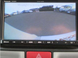 〔バックカメラ〕ギアをバックに入れると画面に自動的に後方映像が映し出され確認可能です。車庫入れなどの際に安全確認が出来て安心ですね。